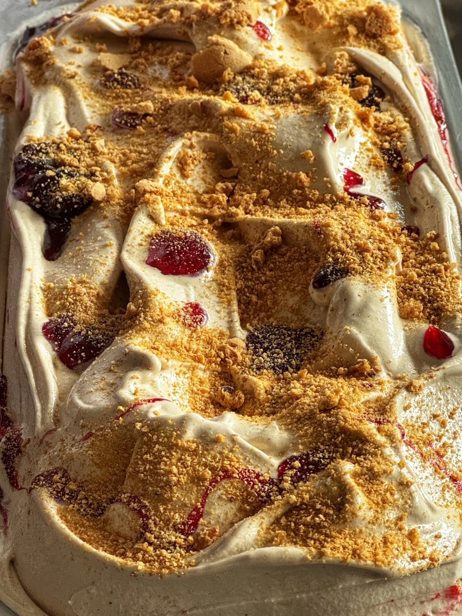 daresbury-dairy-cherry-amaretto-ice-cream